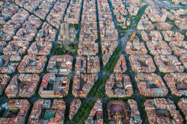 Città sostenibili e environment social governance Aerial view of Barcelona Eixample residencial district with famous urban grid, Spain